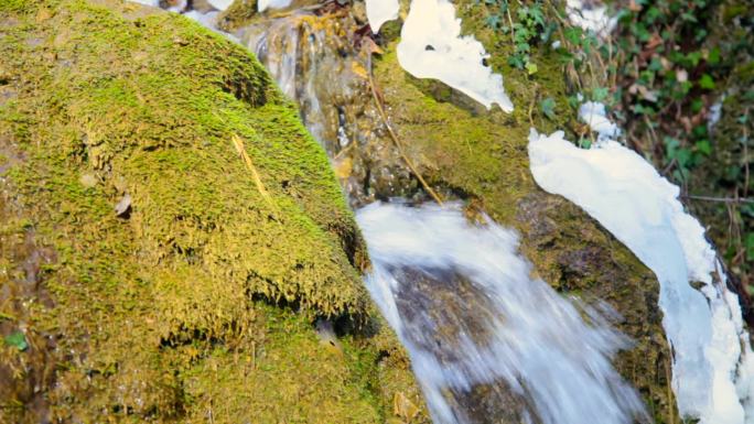 冬天有银色的瀑布和长满苔藓的岩石。乌克兰克里米亚大峡谷