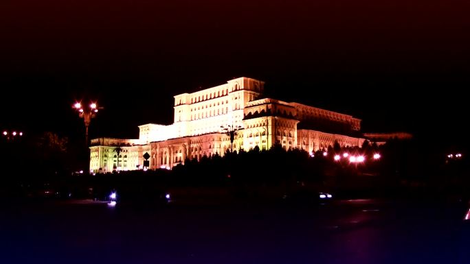罗马尼亚布加勒斯特的议会宫，夜间交通中断
