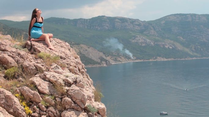乌克兰克里米亚悬崖边上坐着的女人
