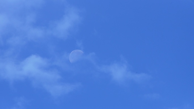 云层遮住月亮