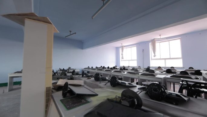 陈旧微机课堂教室