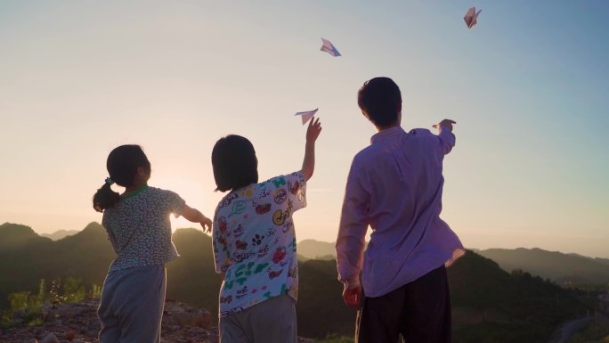 一群小孩山顶扔纸飞机青春活力放飞梦想