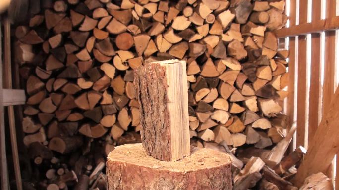 木头是用斧头砍碎的