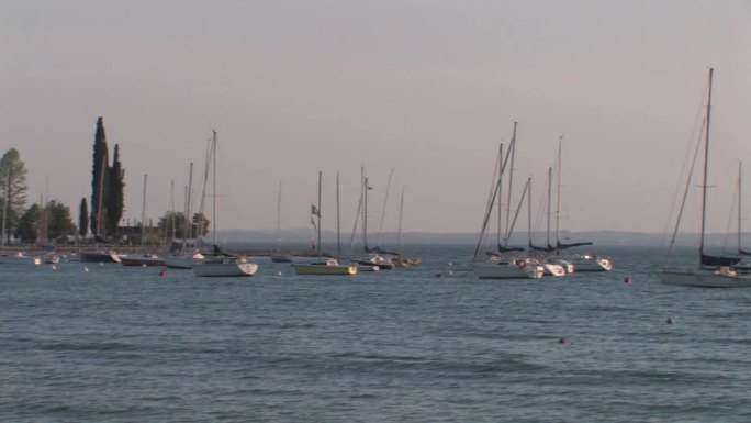 帆船停泊在加尔达湖