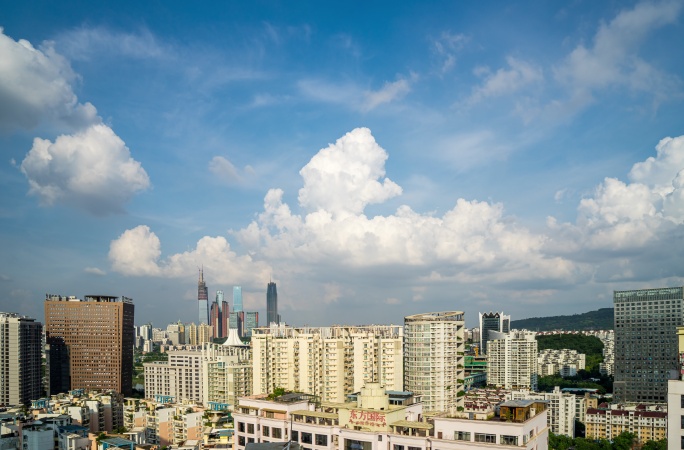 夏天城市上空的积雨云蓝天白云延时摄影