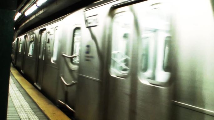 纽约地铁列车到达。非常适合城市、交通、公共交通、生活方式、纽约、通勤、工作、商业、生活、城市、现代、