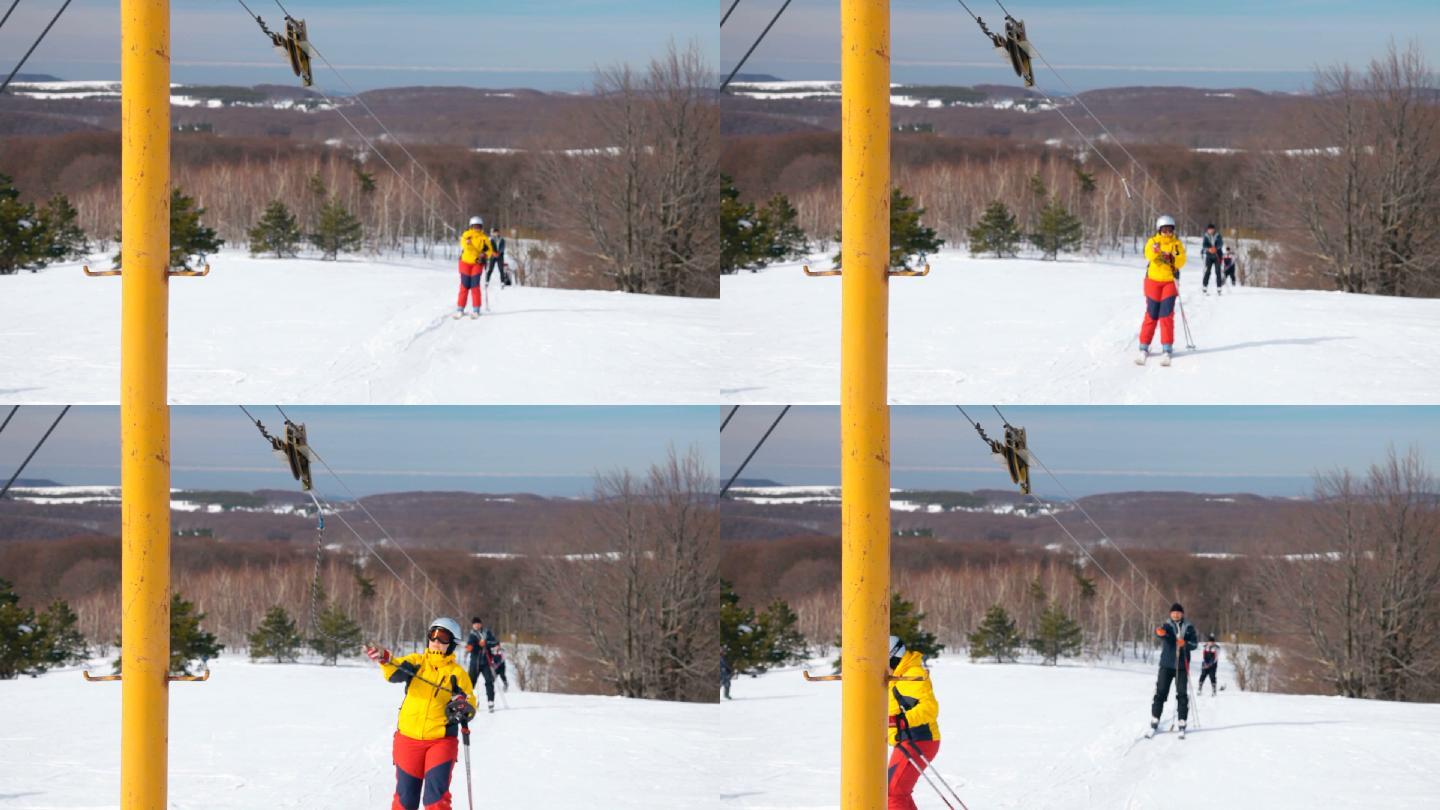 克里米亚滑雪者被滑雪缆车拖拽