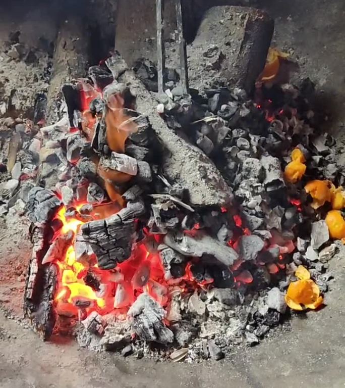 柴火篝火熏腊肉火盆
