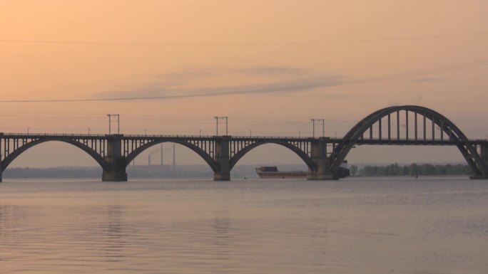 穿越第聂伯河的铁路桥。