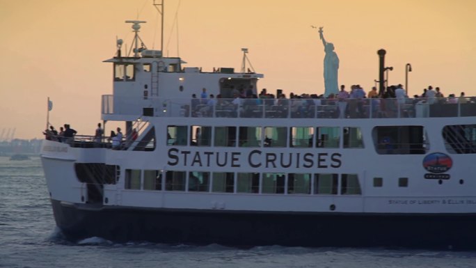天际日落，自由女神像，游船经过的女神像，纽约市