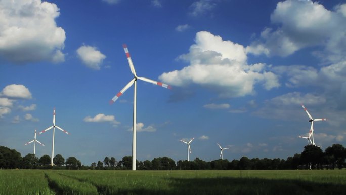 德国下萨克森州蓝天之前的风力涡轮机时间流逝。1000%加速度。