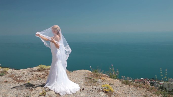 新娘在山上对着蓝天摆姿势