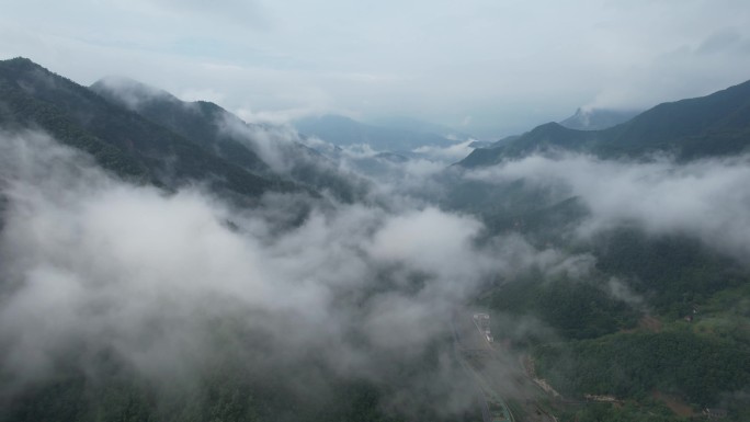 云雾缭绕群山B