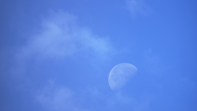 云层遮住月亮