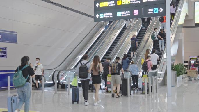 4K正版-天府机场地铁站乘坐扶梯的旅客