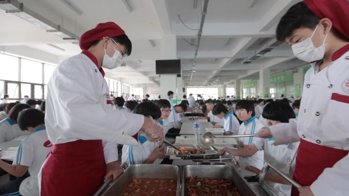 校园食堂学生打饭用餐