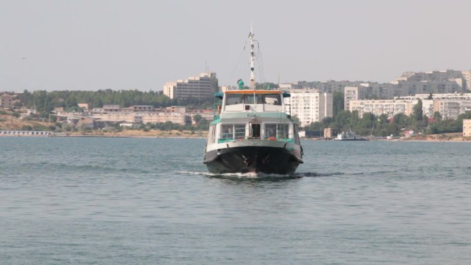 塞瓦斯托波尔港的客船系泊