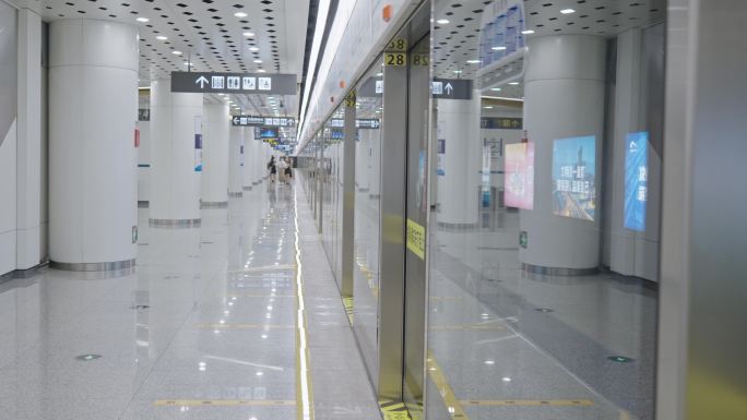 4K正版-地铁站站台与乘客 01