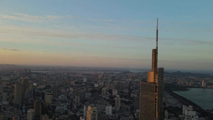 日落晚霞下的紫峰大厦和南京城