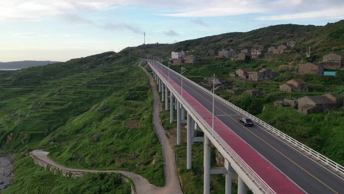 海边公路桥梁平潭最美环岛路行驶的车辆