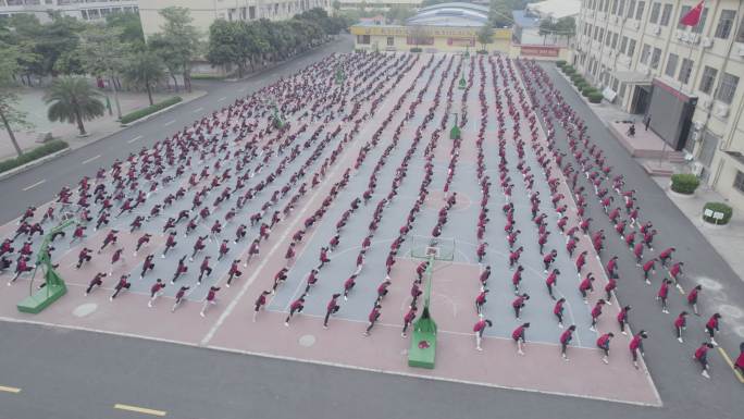 学生集体打太极课间操校园广播操