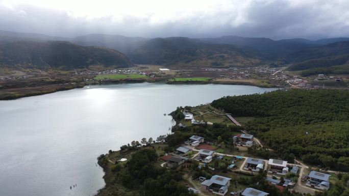 香格里拉，高速路河流高原农场，藏区，水库