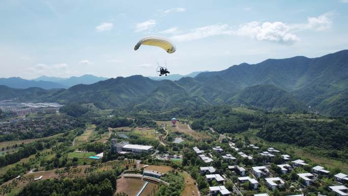 航拍空中滑翔伞