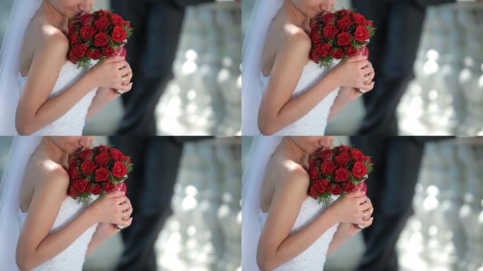带着一束红色婚礼花束的新娘