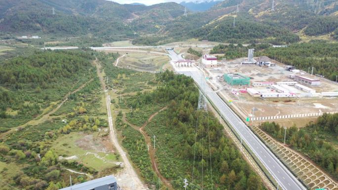 香格里拉，高速路河流高原农场，藏区，水库