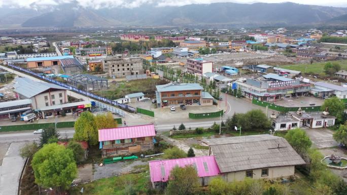 香格里拉，高速路河流高原农场，藏区，水库