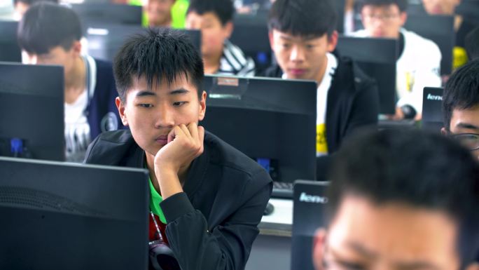 学生操作电脑 学生学习 学生上课 计算机