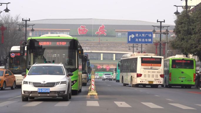 西安地标西安火车站前车流人流熙熙攘攘