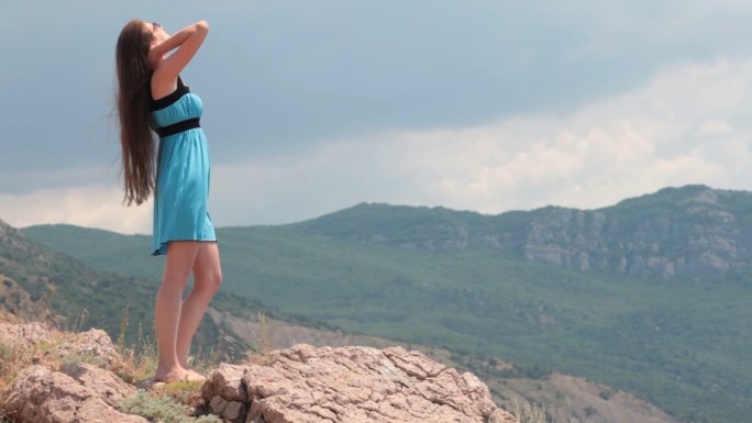 克里米亚巴拉克拉瓦，一名年轻女子站在海边的岩石上