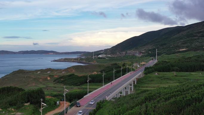 海边公路桥梁平潭最美环岛路行驶的车辆