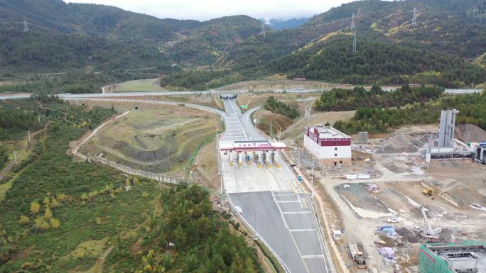 香格里拉，高速路河流高原农场，藏区，水库