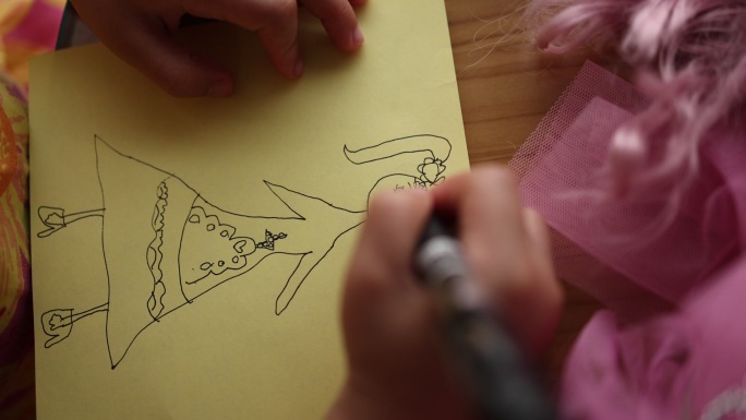 小孩玩耍涂鸦画画公主玩偶玩具高清50帧