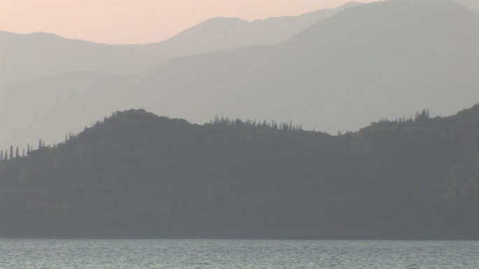 黄昏的加达湖