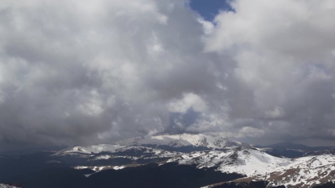 雪峰和暴雨云，摄像机平移