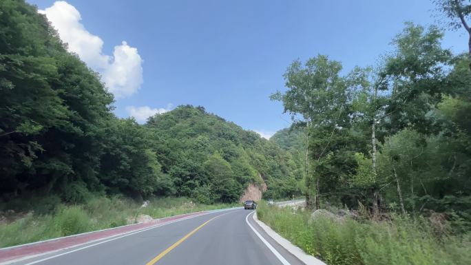 开车在山间公路