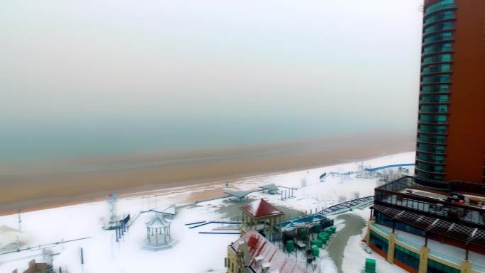 航拍青岛海边的雪景