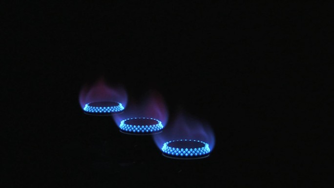 三个气体火焰转成一个圈