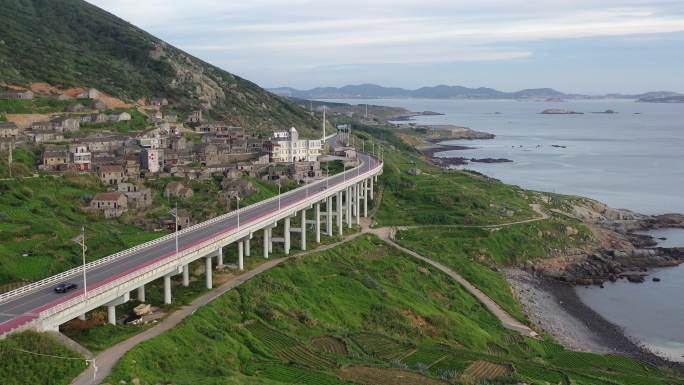 海边公路桥梁平潭最美环岛路行驶的车辆