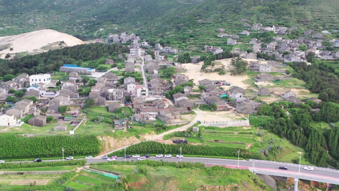 海边公路桥梁平潭最美环岛路行驶的车辆