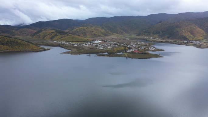 香格里拉，高速路河流高原农场，藏区，水库