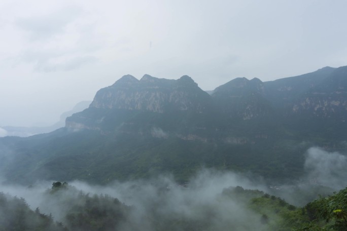 山区雨中升起的云雾