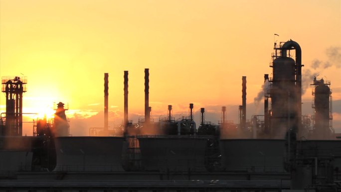 不间断电源/不间断电源中，烟雾弥漫的工业厂房站在阴影中。落日
