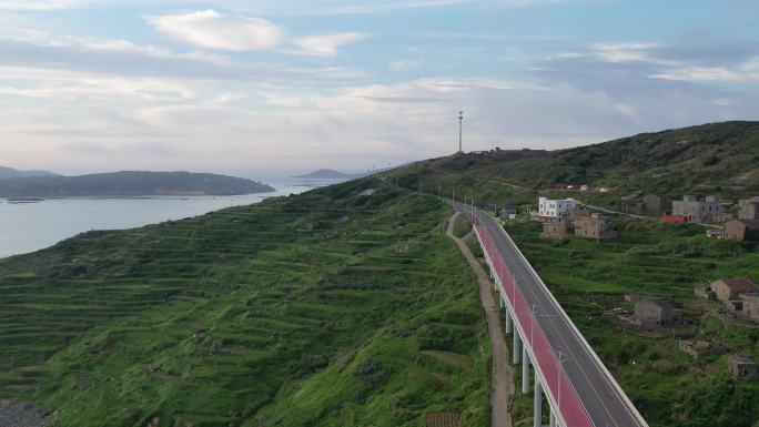 海边公路桥梁平潭最美环岛路行驶的车辆