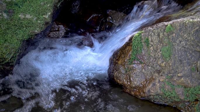 小溪流水视频