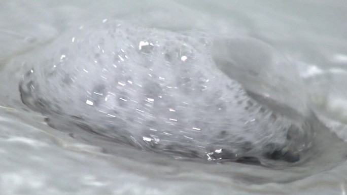水在出口中流动并影响气泡。