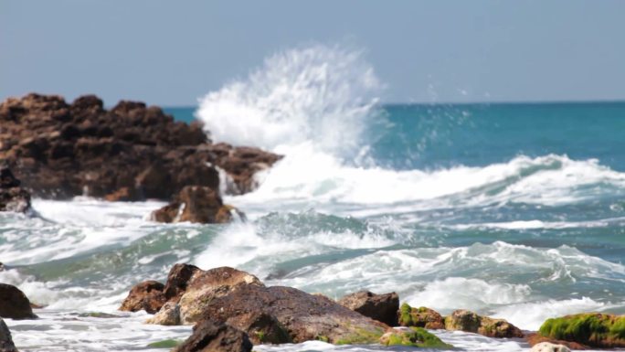 海浪拍岸